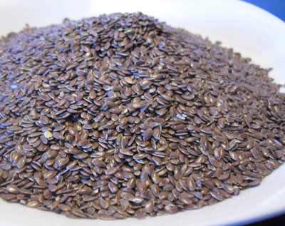 Bulk flax seeds — Linum usitatissimum golden and brown seeds rich in omega-3 fatty acids